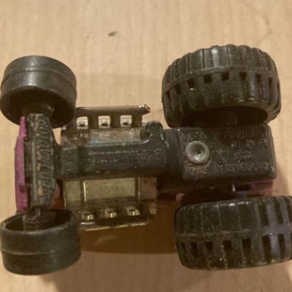 MATCHBOX LESNEY Superfast 25 Mod Tractor 1972 Purple Maltese Cross Wheel - Picture 3 of 3